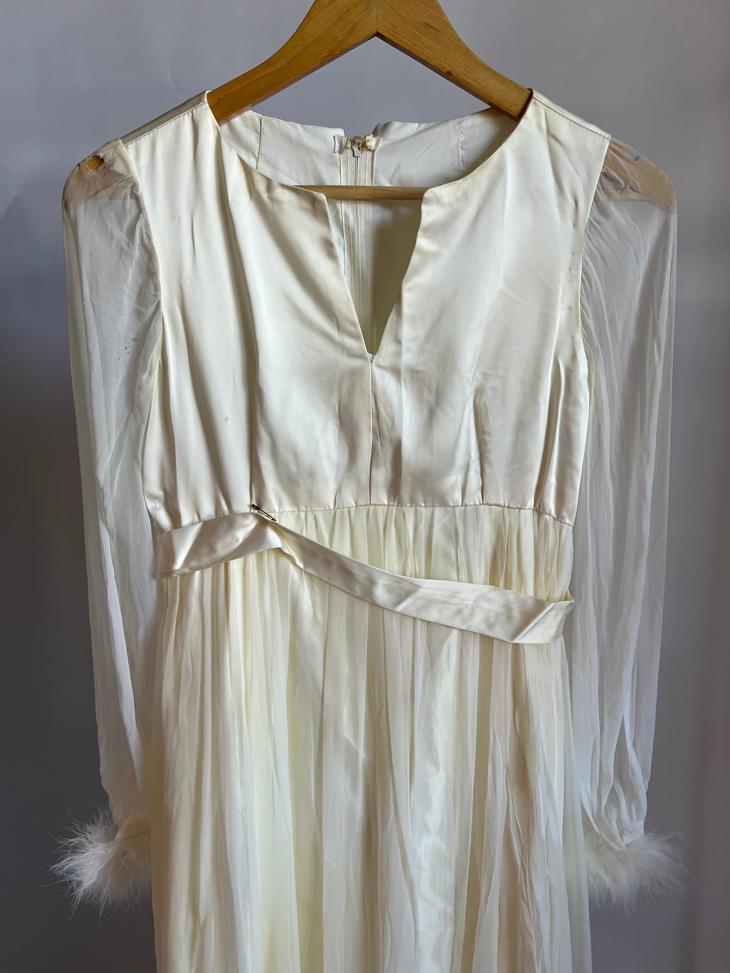 vintage 60s wedding dress 1960s Bridal Gowns  Iconic Styles Vintage Modest Wedding Dress, 1960s